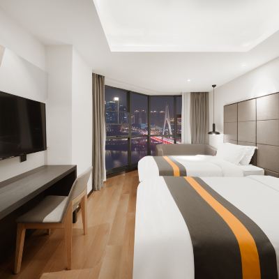 江景雙床房「一線江景丨千廝門霓虹」 重慶假日江景飯店（解放碑洪崖洞店）優惠