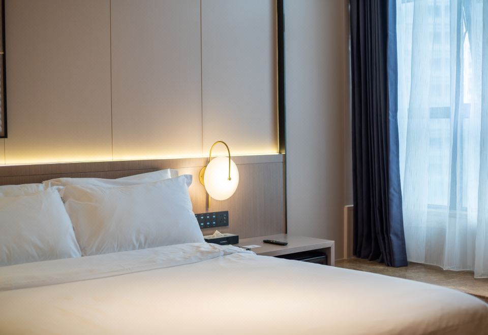 行政大床房（舒適沙發+慕斯床墊+零壓枕頭+mini吧）