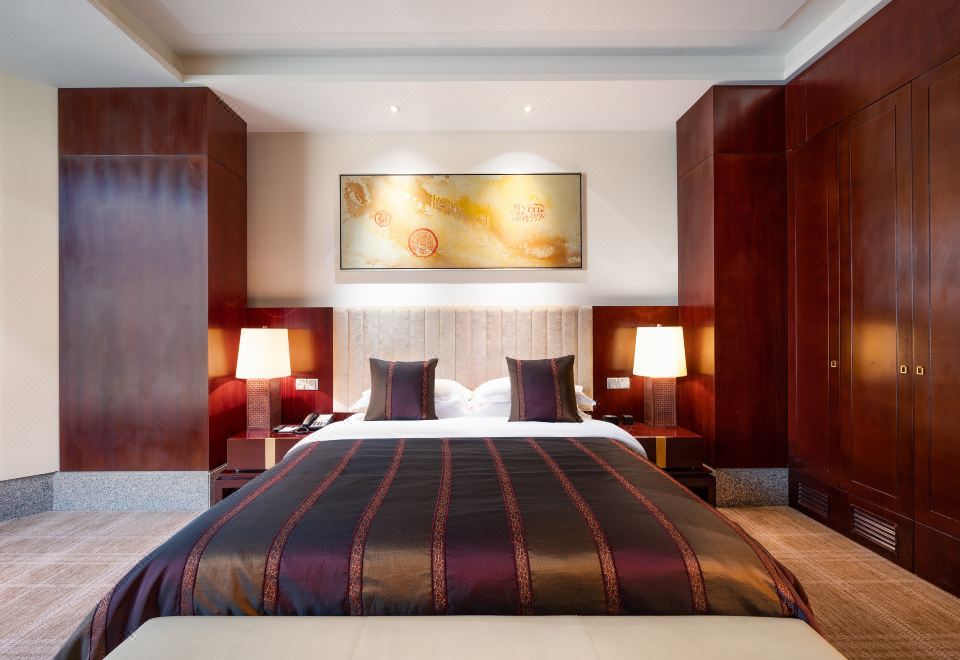 紫金楼·商务套房 -饱览湖光山色