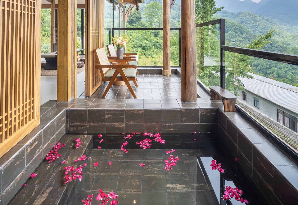 Qingcheng Mountain Qingwu HomestayMi Yue Terrace View Private Hot Spring Projection Double Bed Room (Central Air Conditioning + Whole House Floor Heating)