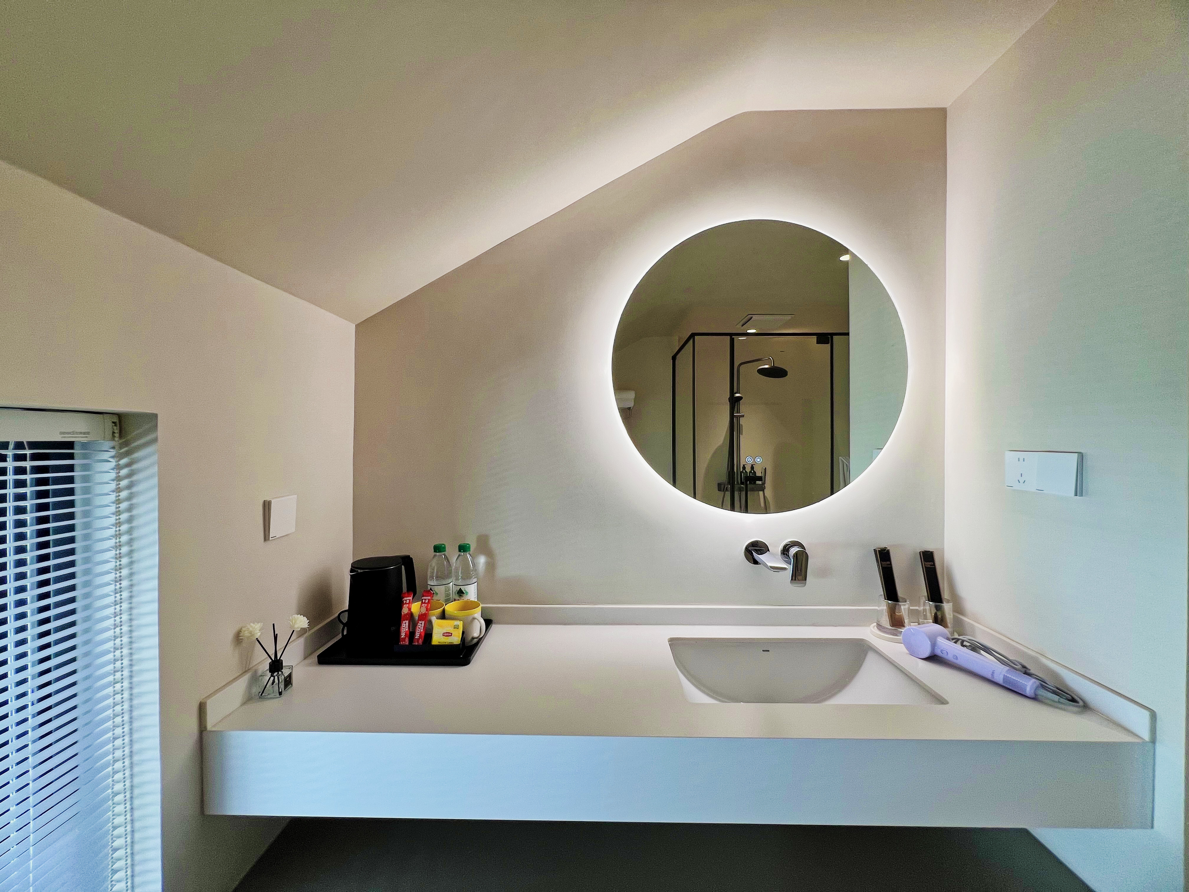 静谧舒适大床房丨中央约克水空调+可投屏智能电视+观景大阳台+户外桌椅