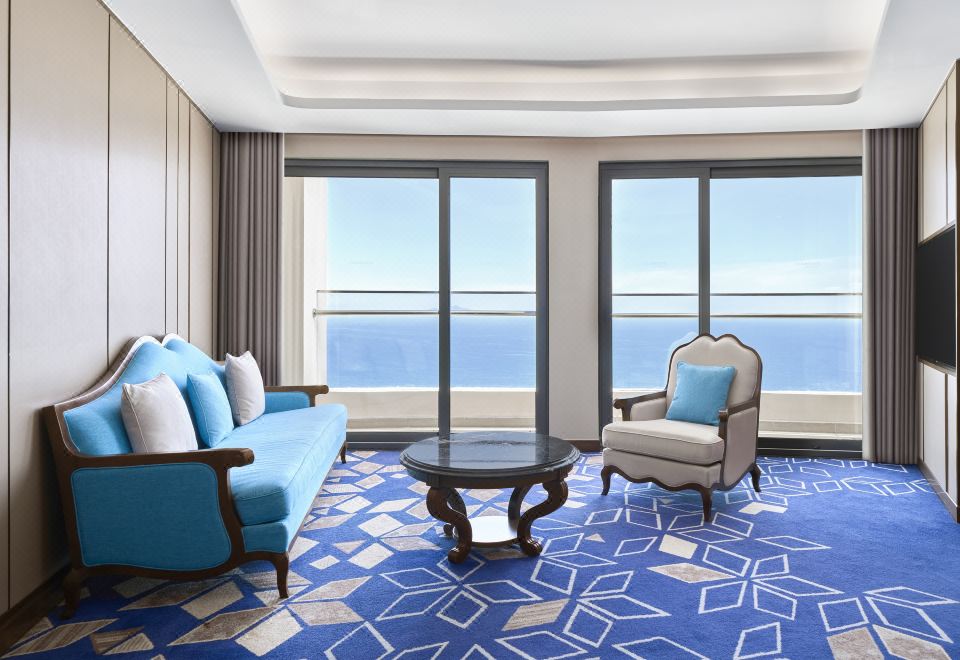 Four Points by Sheraton DanangPanoramic 1-Bedroom Corner Suite, Ocean View, High Floor, Balcony, Bathtub