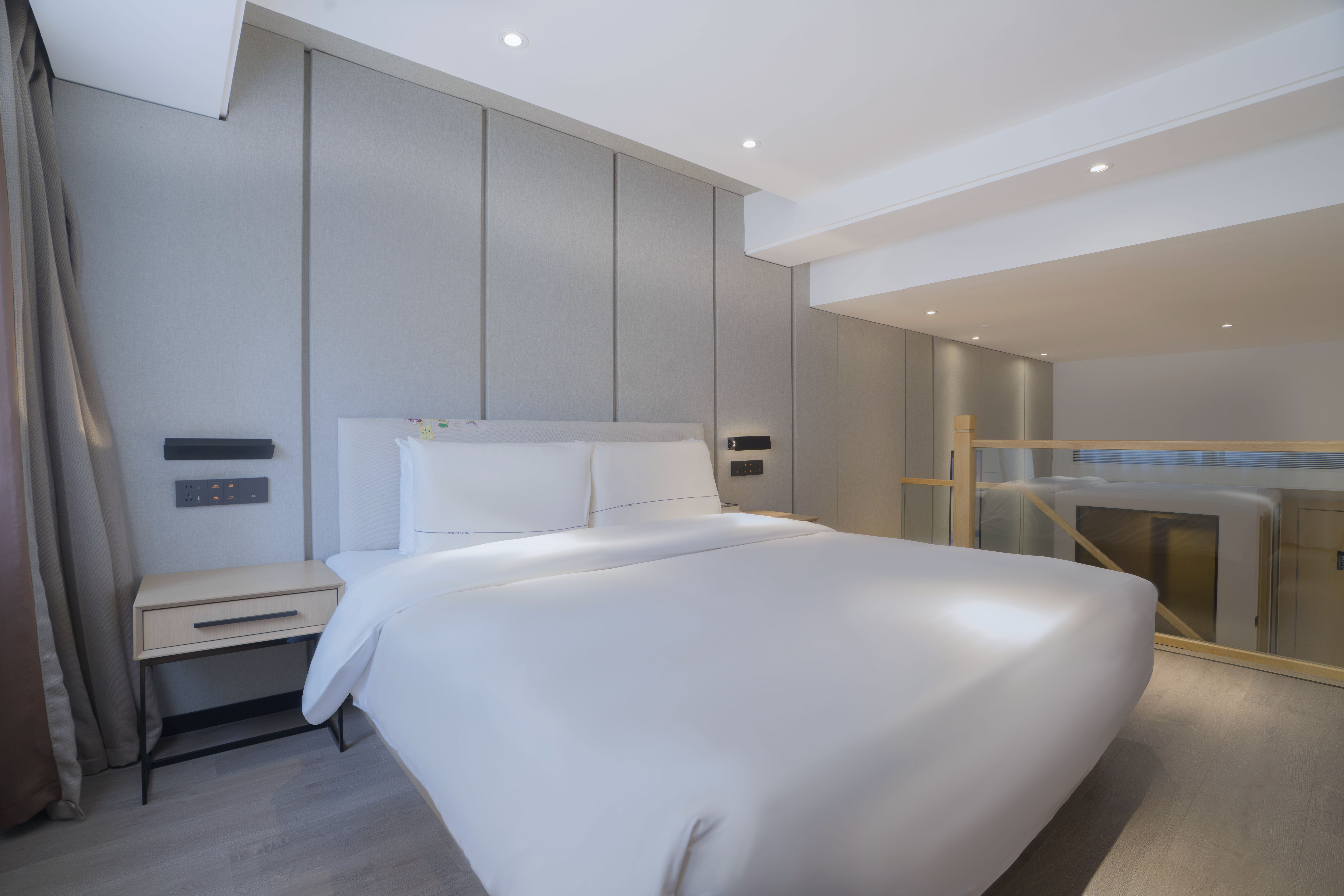 尊享复式家庭房（65寸4K投屏+裸棉床品+深睡枕Pro）