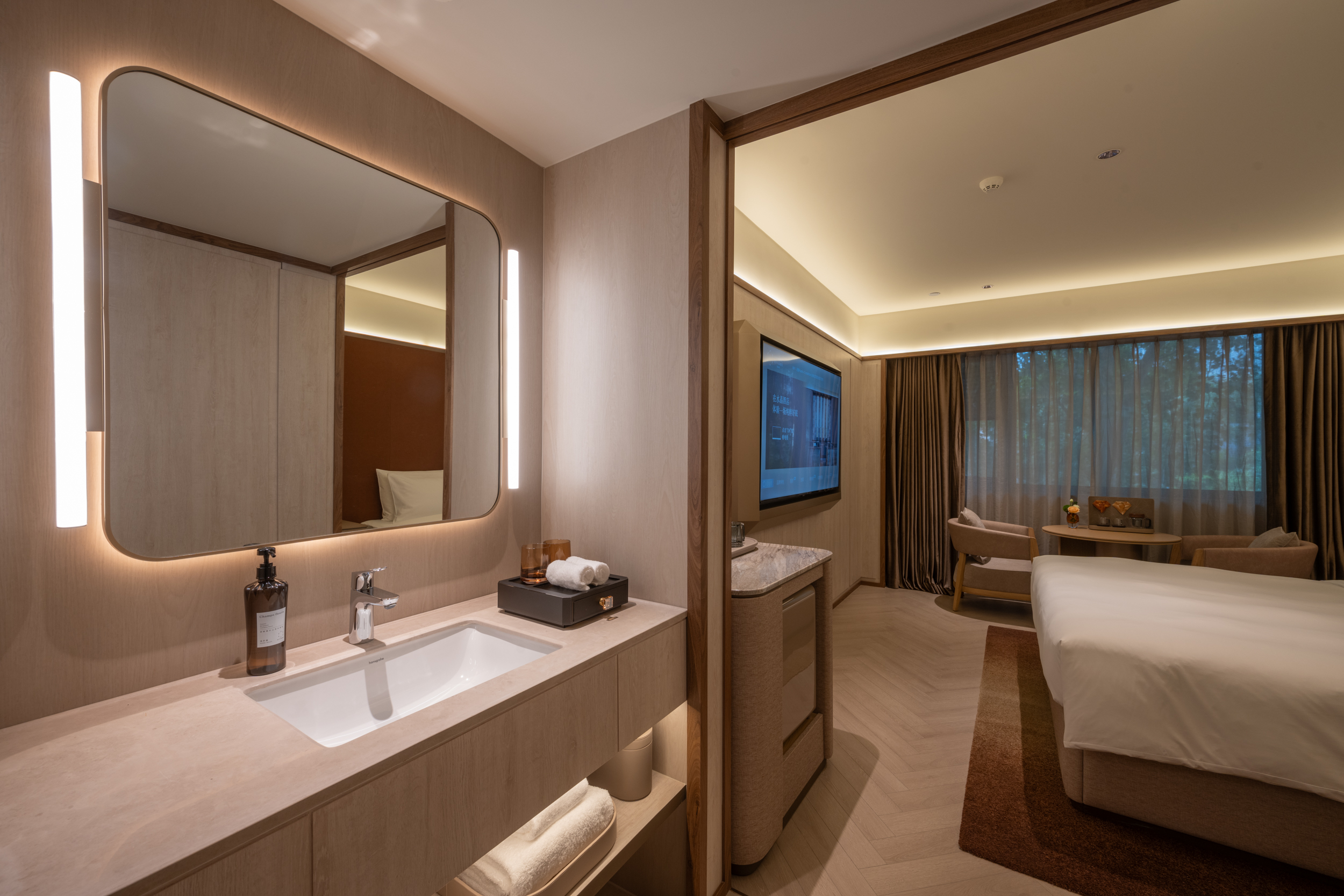 Crystal Orange (Beijing International Trade Jianguomen)经济大床房（水吧枱，65寸电视投屏，香氛晶石）