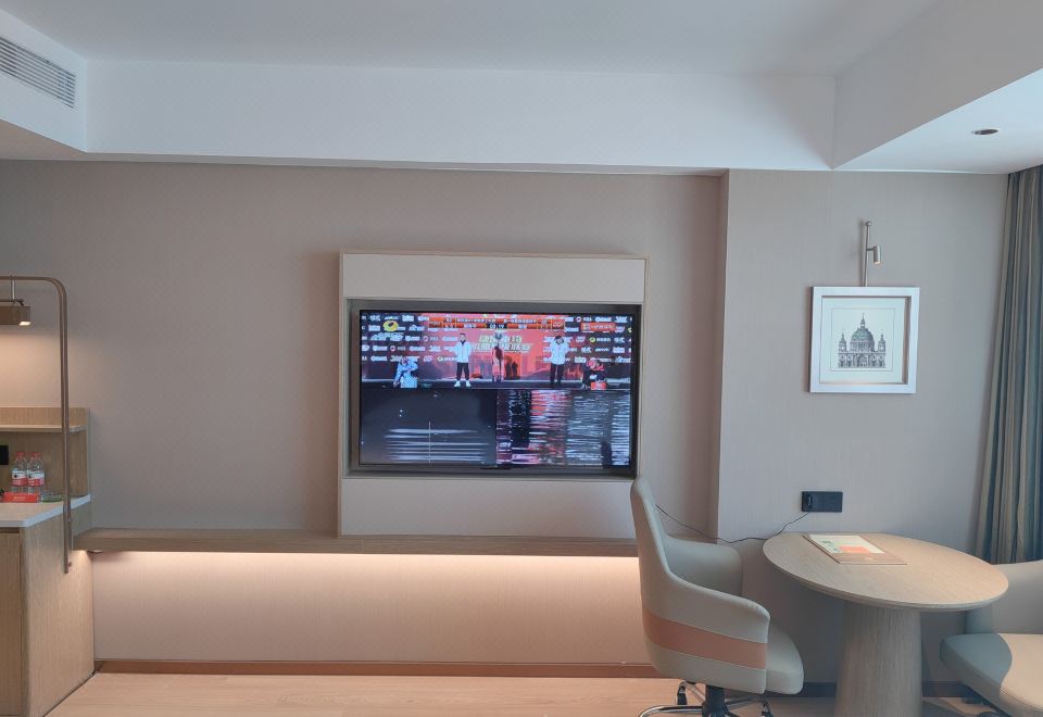 豪华双床房（现代简约空间+智能声控）