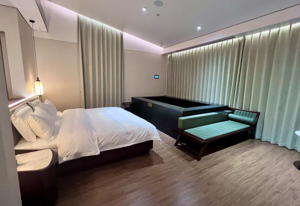 轻奢江景大床房B