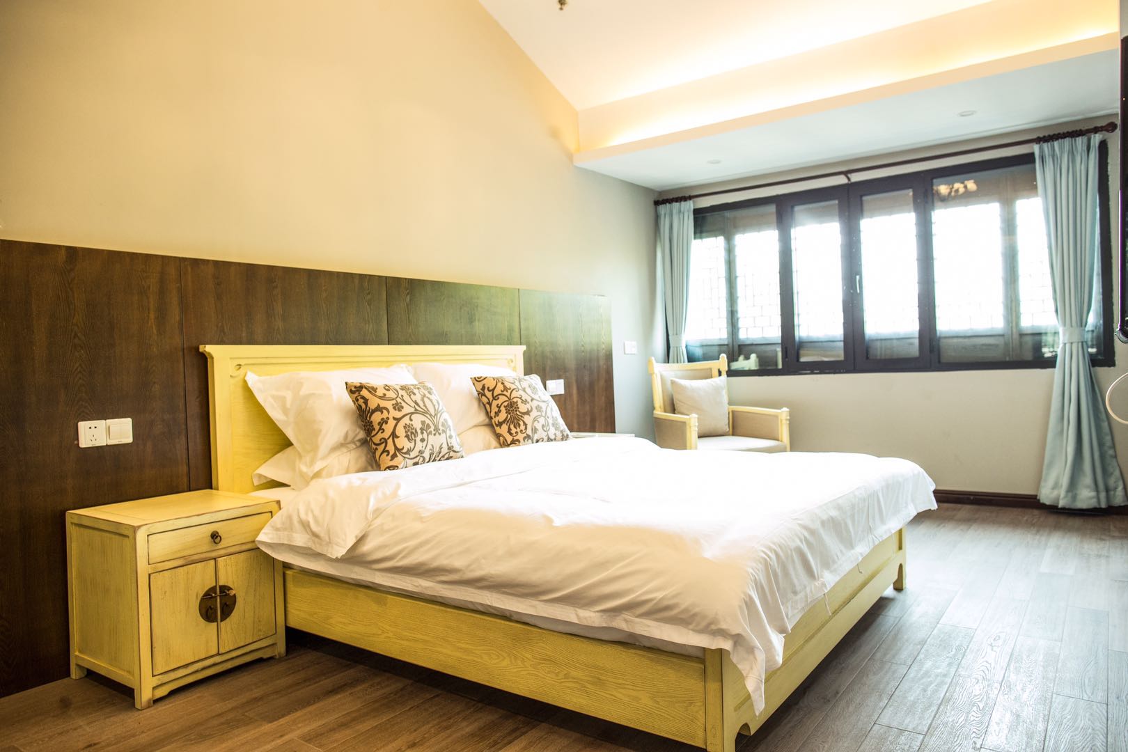 园景·大床房（新中式家俱+民国风会客厅）