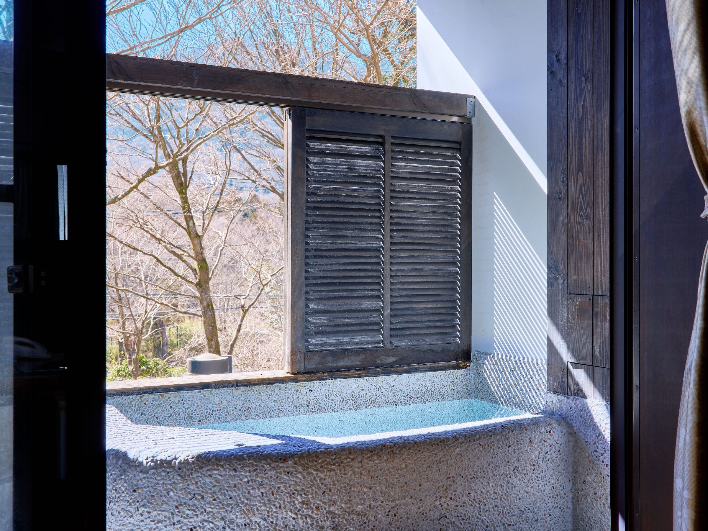 Sengokuhara Shinanoki Ichinoyu主楼二楼休闲房（带露天浴池和吊椅）