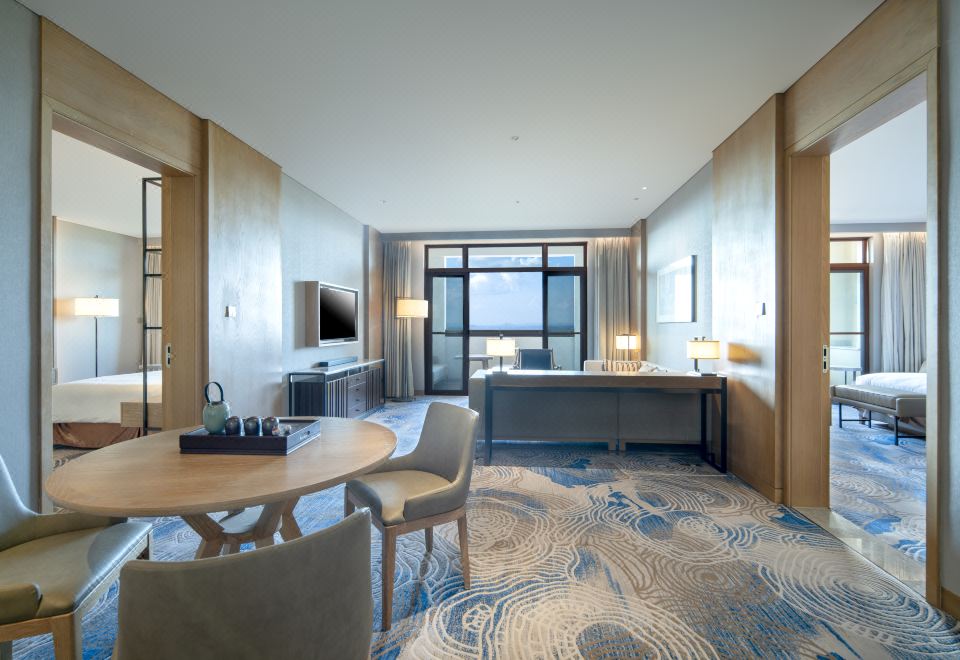 Crowne Plaza Kunming Ancient Dian Town1King 2Twin 2Bdrm STE Living Dining Area Room