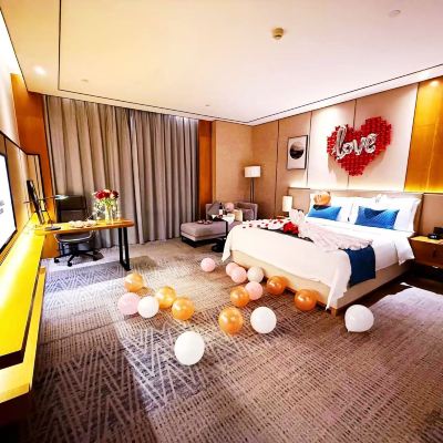 浪漫滿屋大床房（甜蜜佈置+裸眠床品+貴妃榻） 麗呈朗譽飯店（肇慶七星巖景區店）優惠