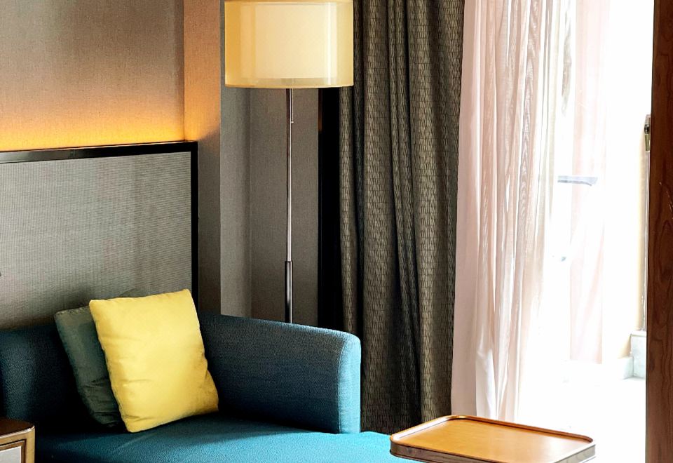 雪遥行政湖景大床房