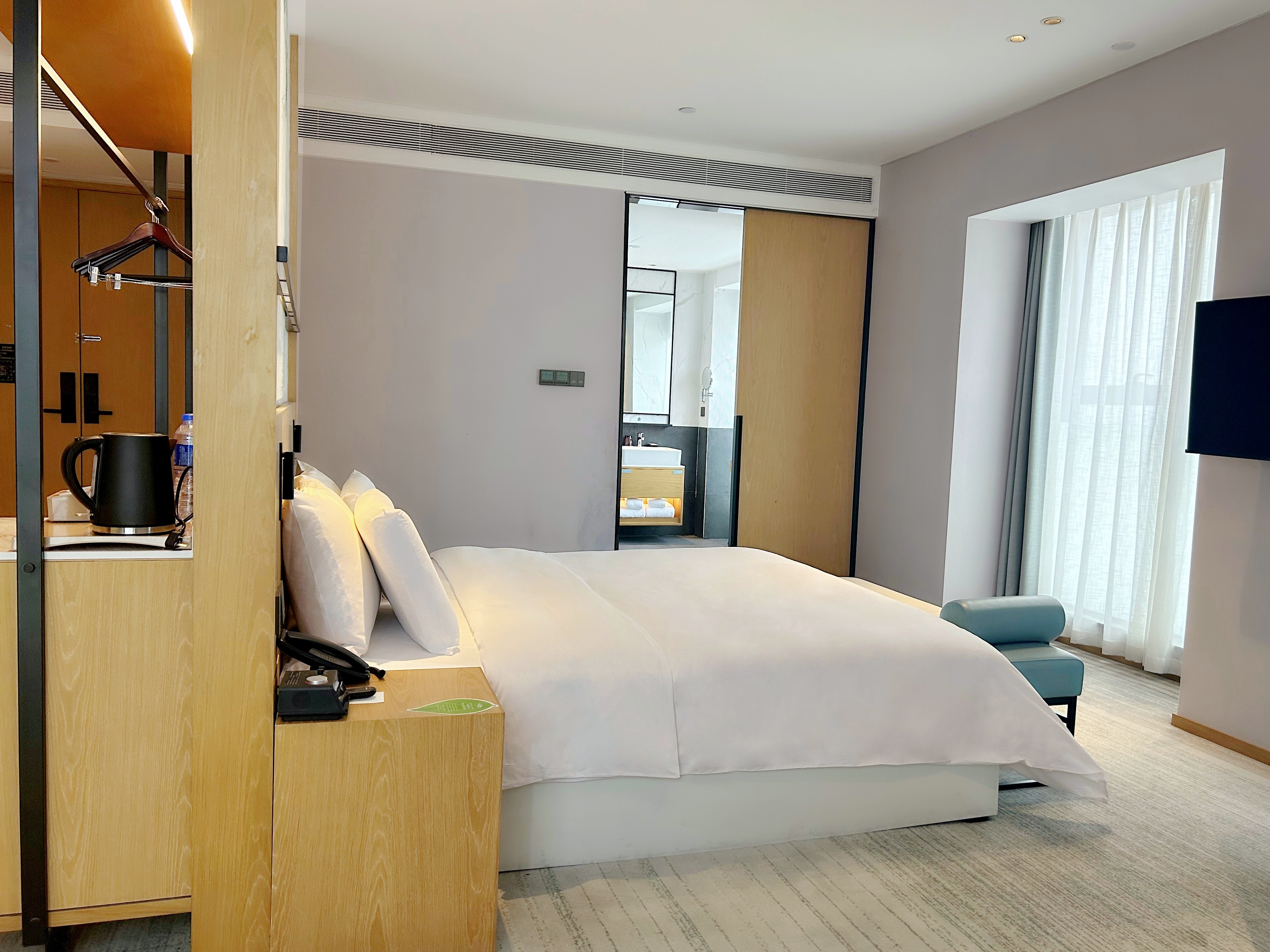 豪华湖景大床房