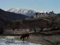 Siguniang Mountain Yangwangxingkong Snow Mountain Hotel[The best spot to view snow-capped mountains]