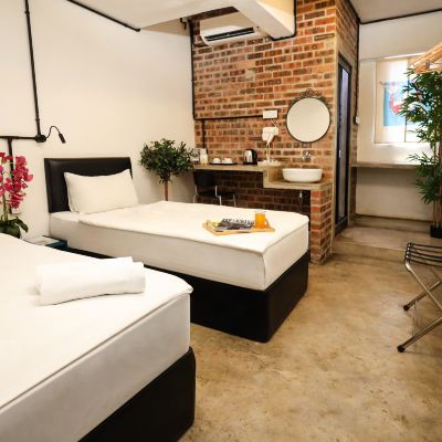 Deluxe Twin Room (with Window) Kupon Suite 18 Boutique Hotel - Hostel