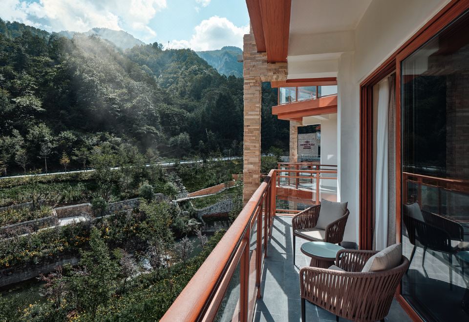 CROWNE PLAZA SHENNONGJIAKing Bed Standard Garden View Lounge Access