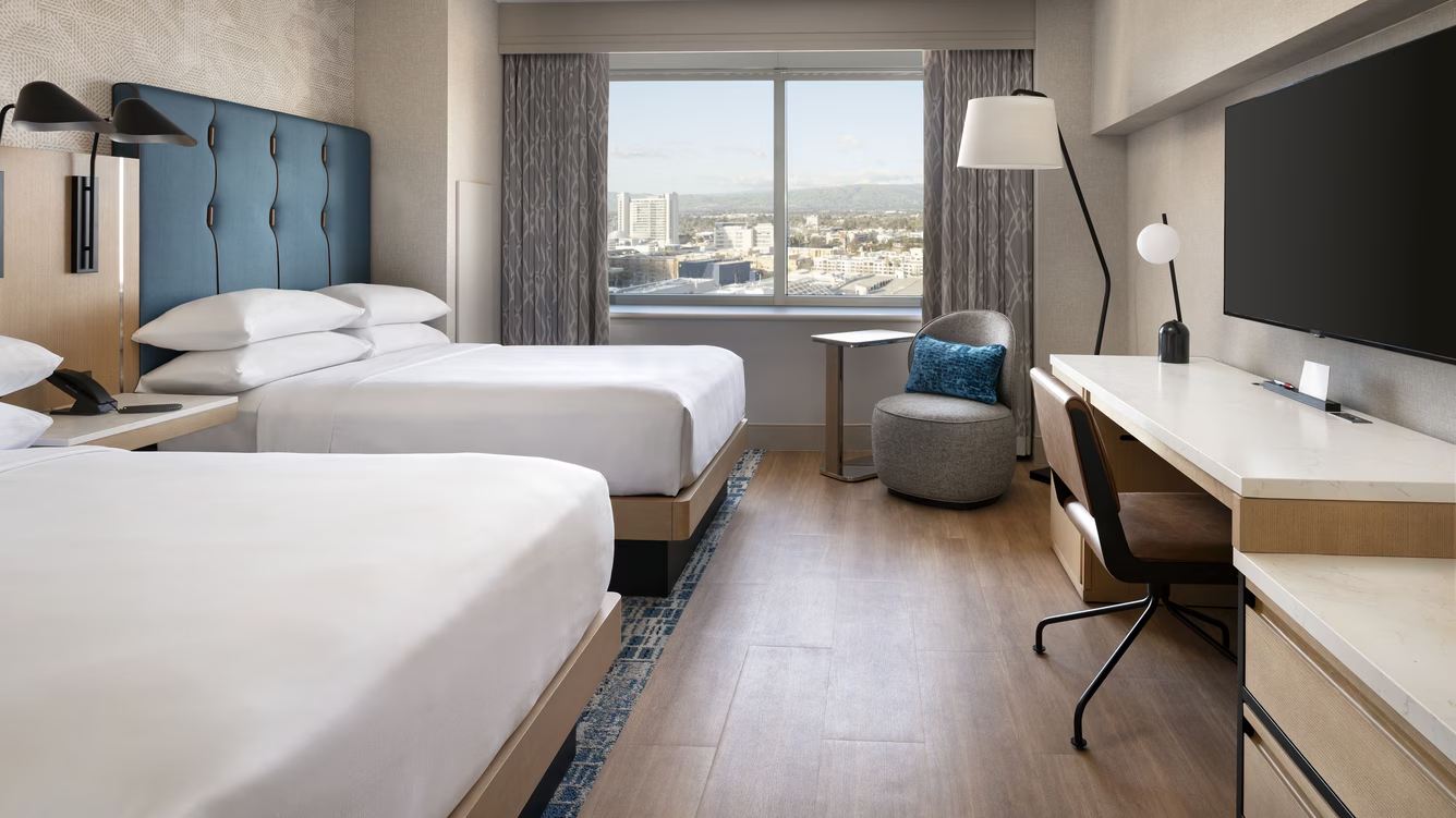 客房，2 张大床，城市景观，可使用 M 俱乐部酒廊