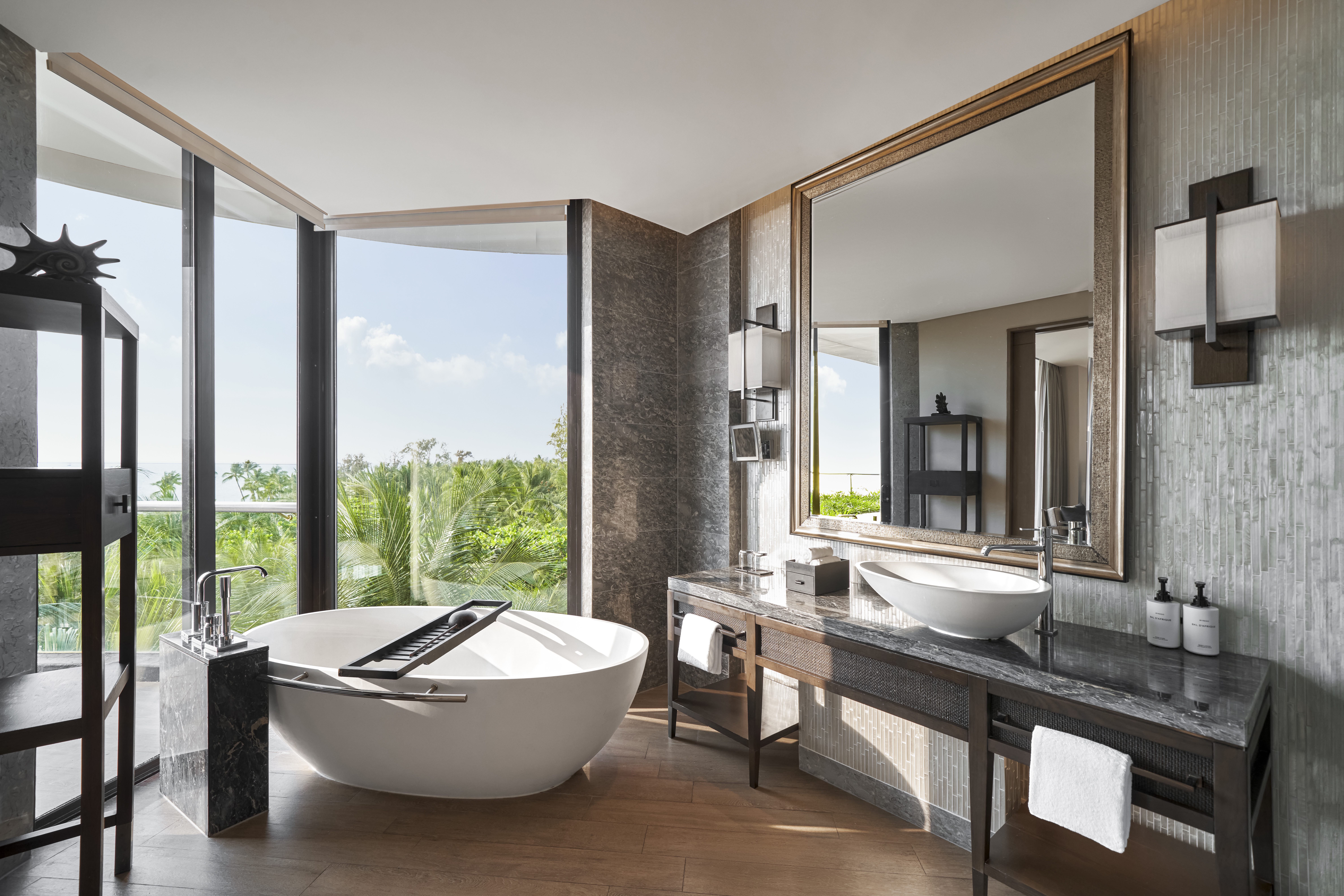 园景精致特大床套房（带露台）