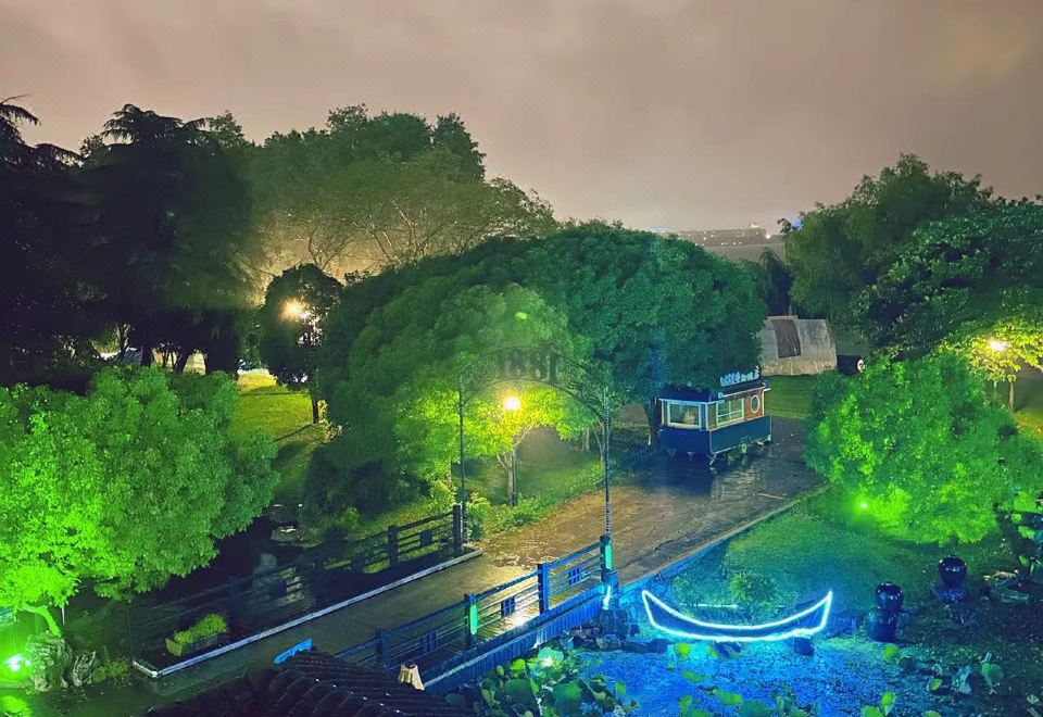 花园露台凉亭湖景房