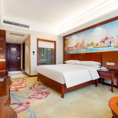 豪華大床房（商務辦公桌+會客茶具+俯閲廣場公園） 維也納國際酒店（鹿寨店）優惠