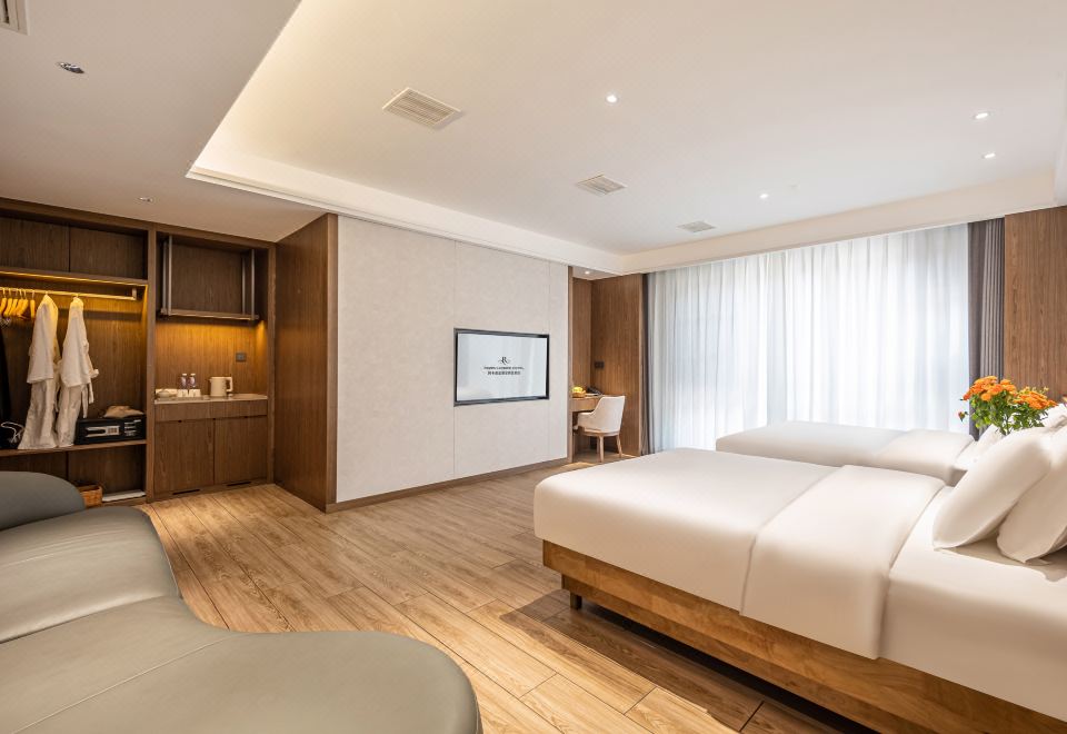 Suite - 1-Bedroom, Multi-Person Occupancy (Cards, Sofa)