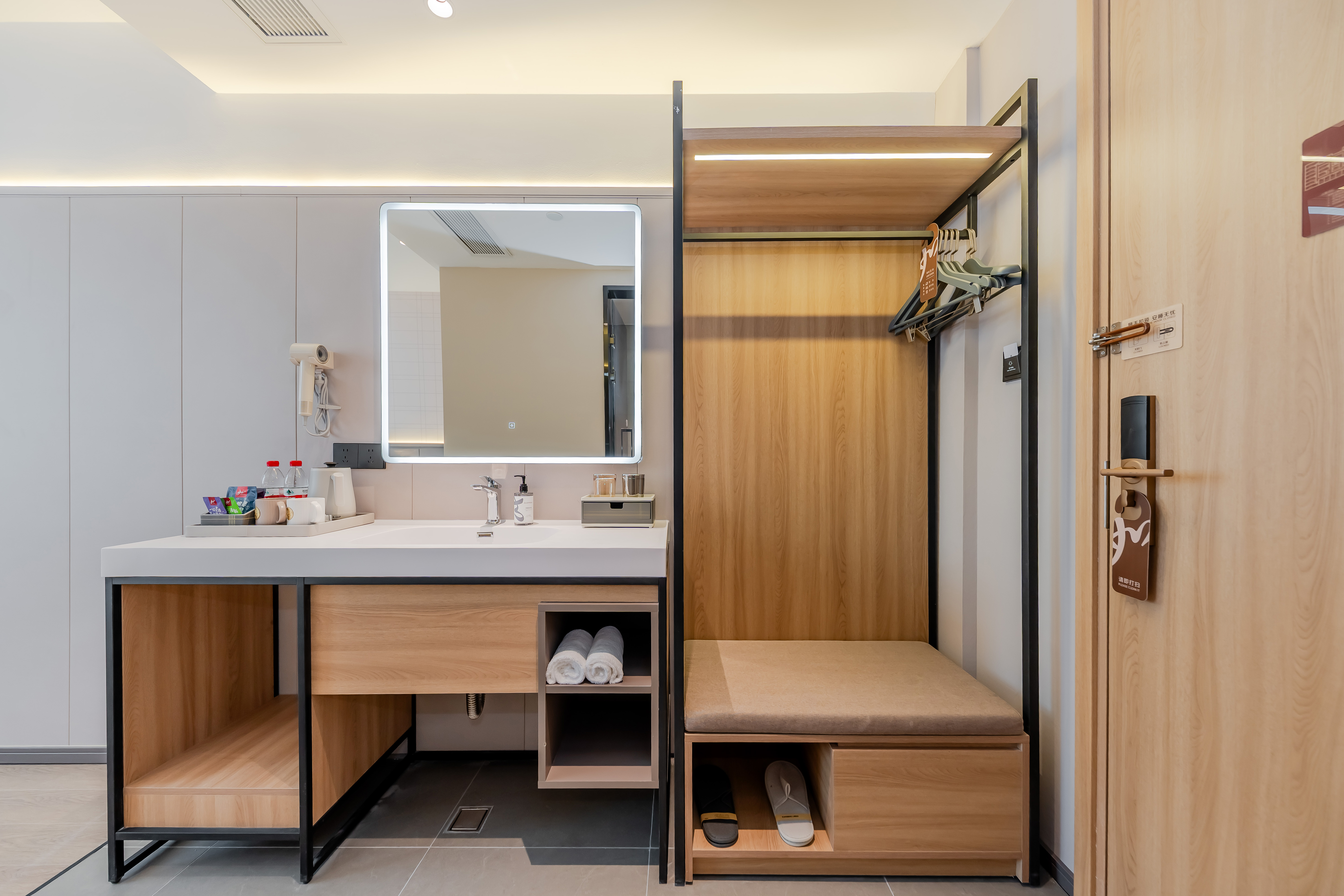 高级大床房（智能客控+手机投屏+徕芬吹风机）