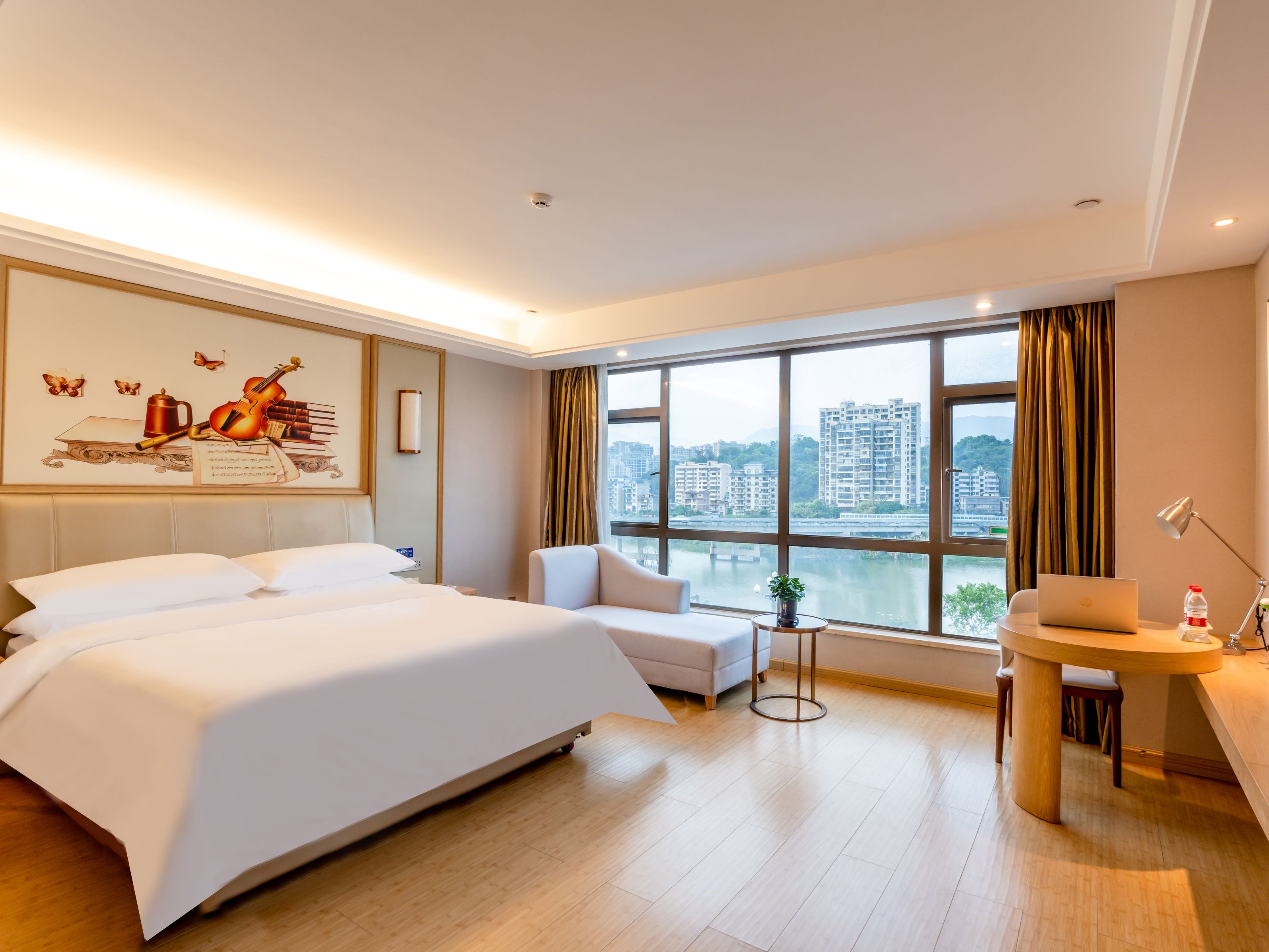 江景大床房（零压助眠床品+窗外江景）