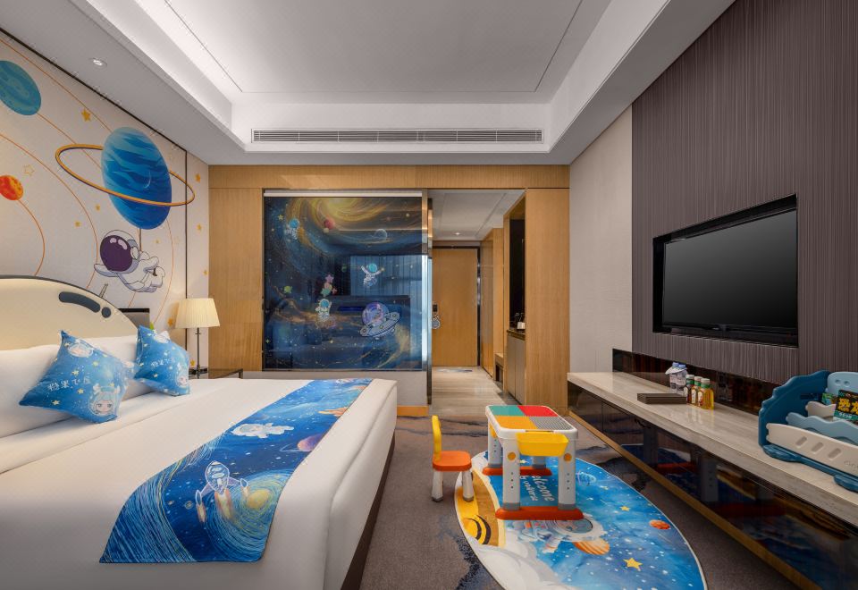 Wanda Realm WuhanSTAR Interstellar Theme Family Room (Space Capsule)