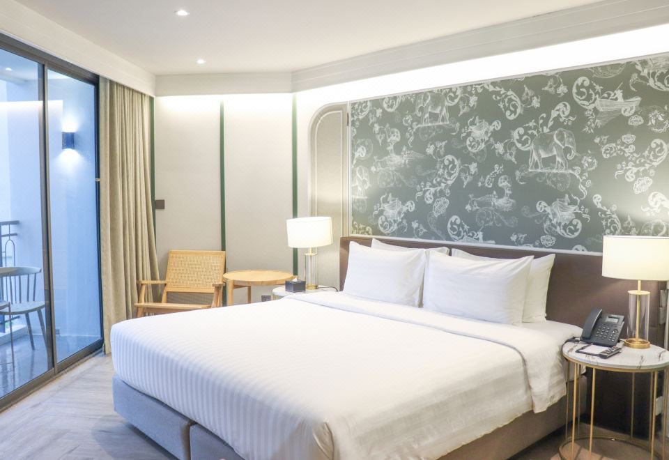 高级游泳池景特大床房（带阳台）