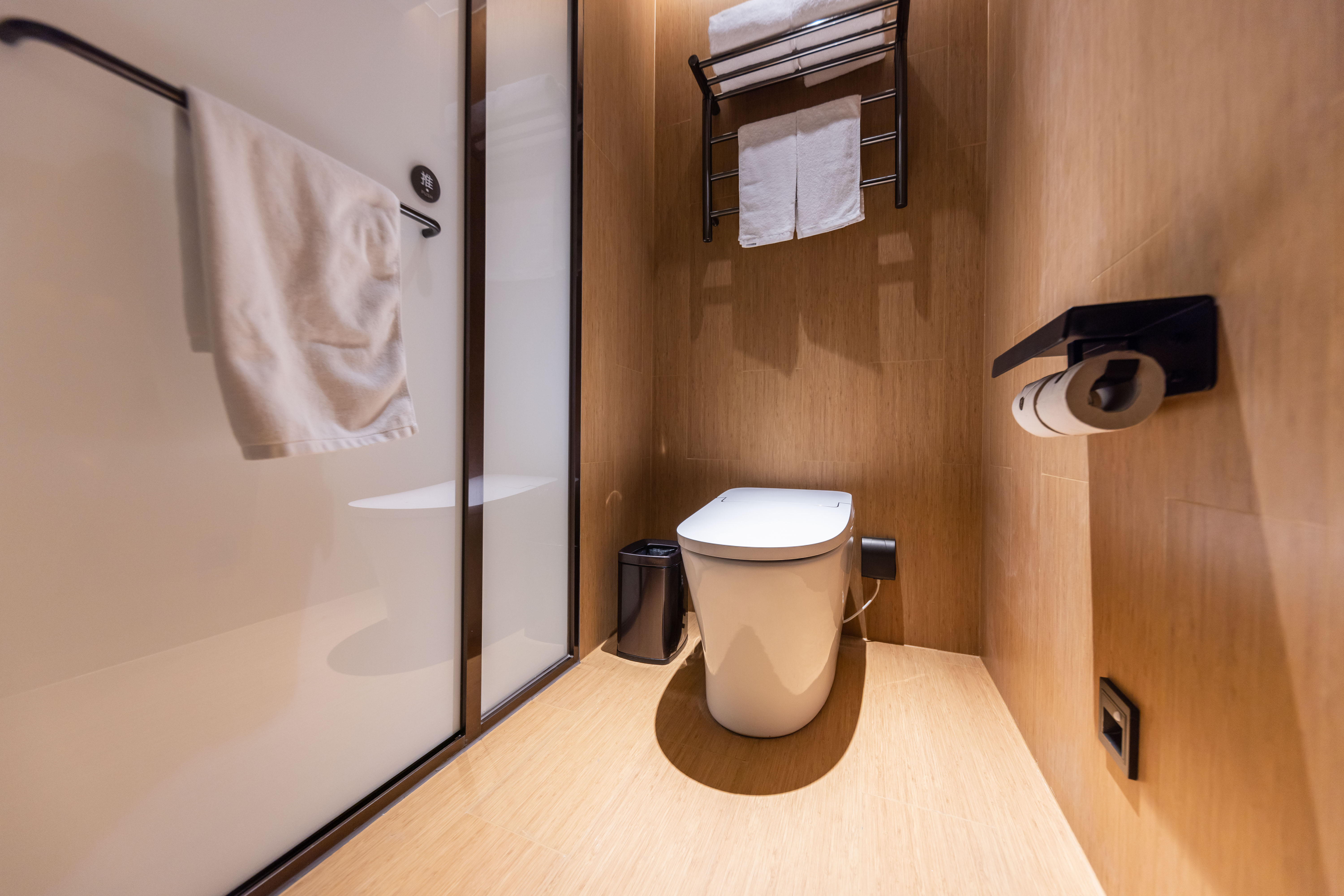 商务大床房【投屏电视+迷你冰箱+休闲茶具+品牌洗护】