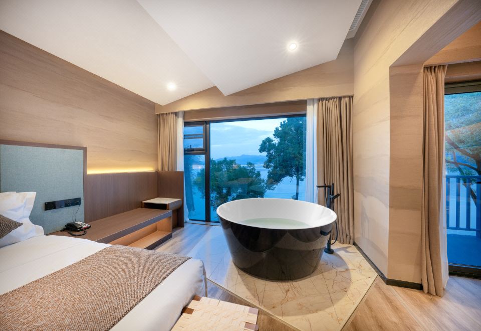 至尊庭院湖景套房