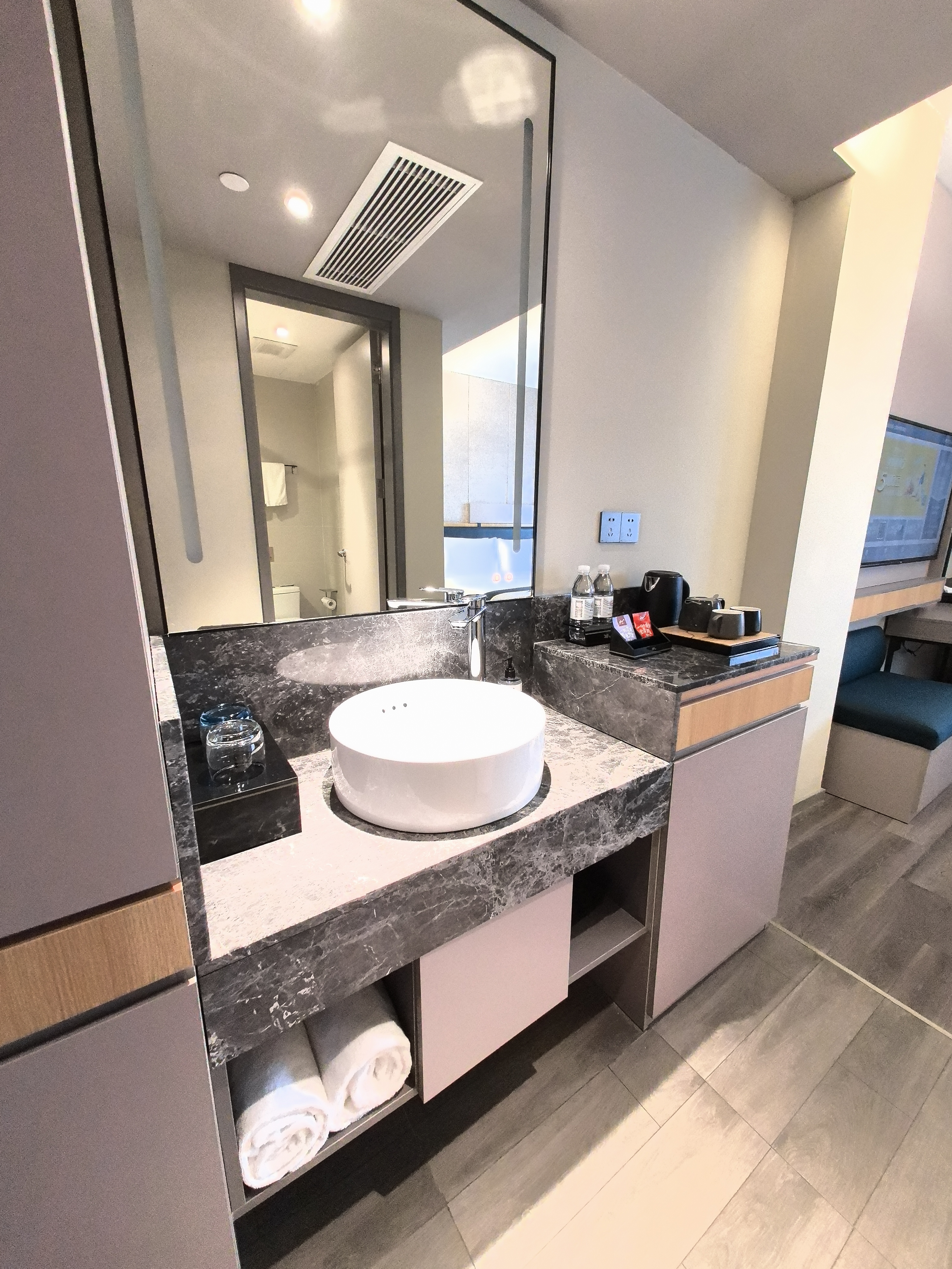 安心睡0壓大床房-舒適床品-手機投屏