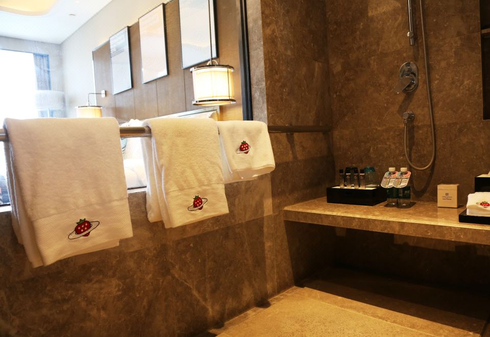 Wanda Realm Tai'anStrawberry Music Double Bed Room (Strawberry Music Festival Theme + Acca Kappa Toiletries)