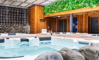 Rezen Retreat·Four Seasons Manju Hot Spring Hotel (Jiuzhaigou Scenic Area)