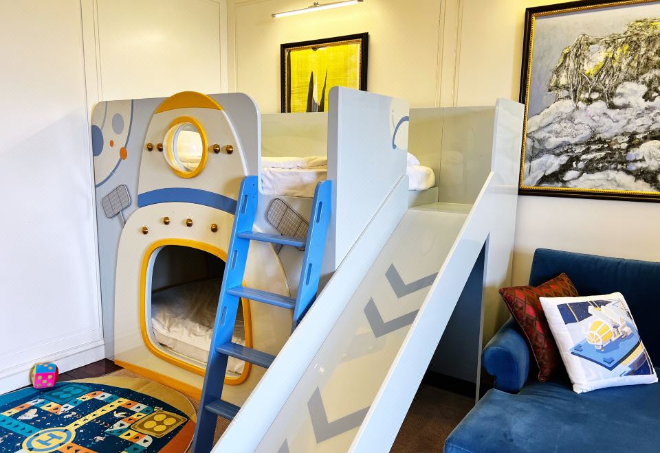航空航天主题亲子套房（大空间，上下铺及滑梯，浴缸）