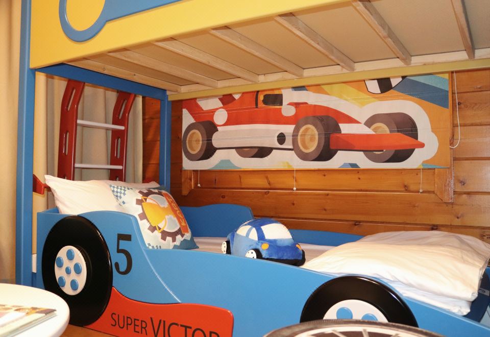 Wonderland Resort ZhujiRacing Theme Family Room