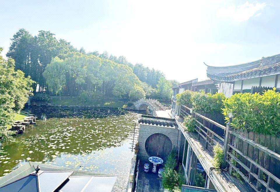 花园露台凉亭湖景房