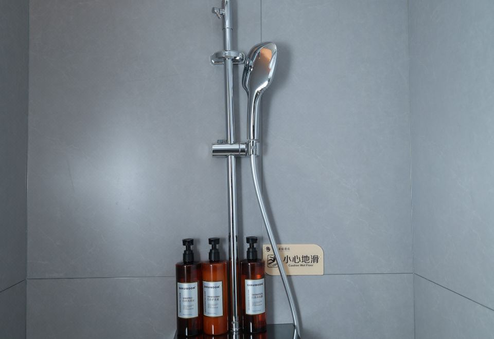 臻享大床房︱記憶床墊︱全屋聲控︱記憶枕︱智能投屏