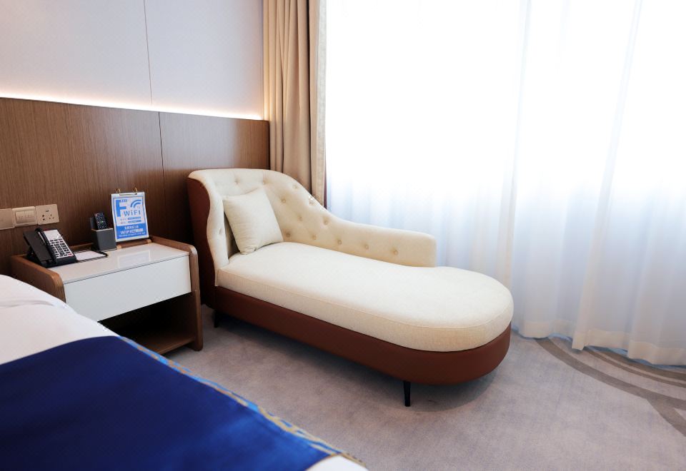 商务大床房（舒眠床垫+贵妃椅+自动窗帘）