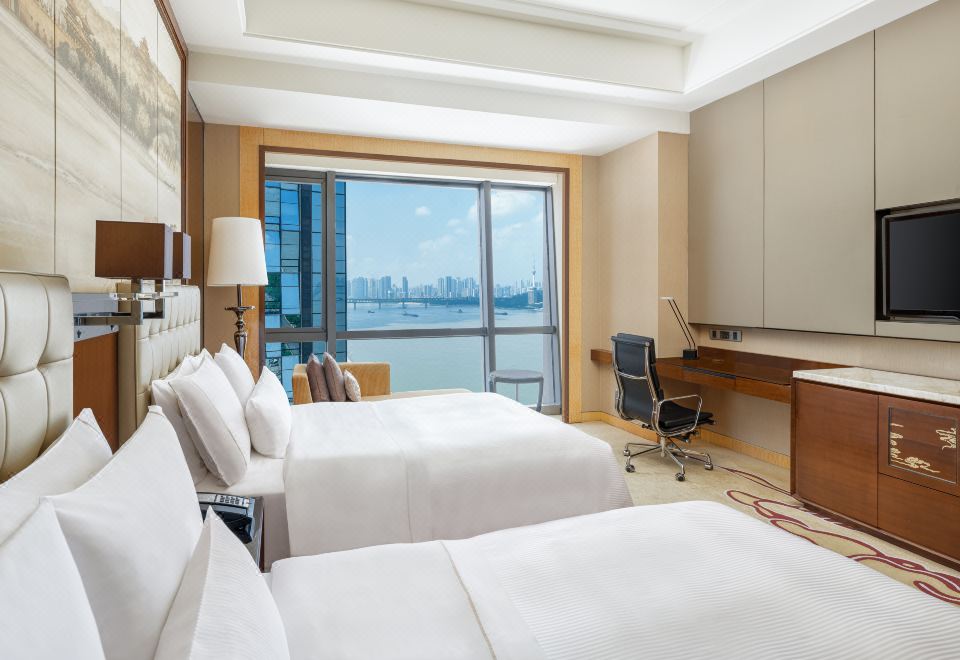 側江景雙床房「半幅江景，享窗欞的靜謐時光」