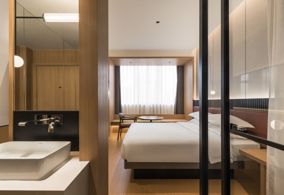 高级街景大床房【城市街景+mini吧+智能马桶】