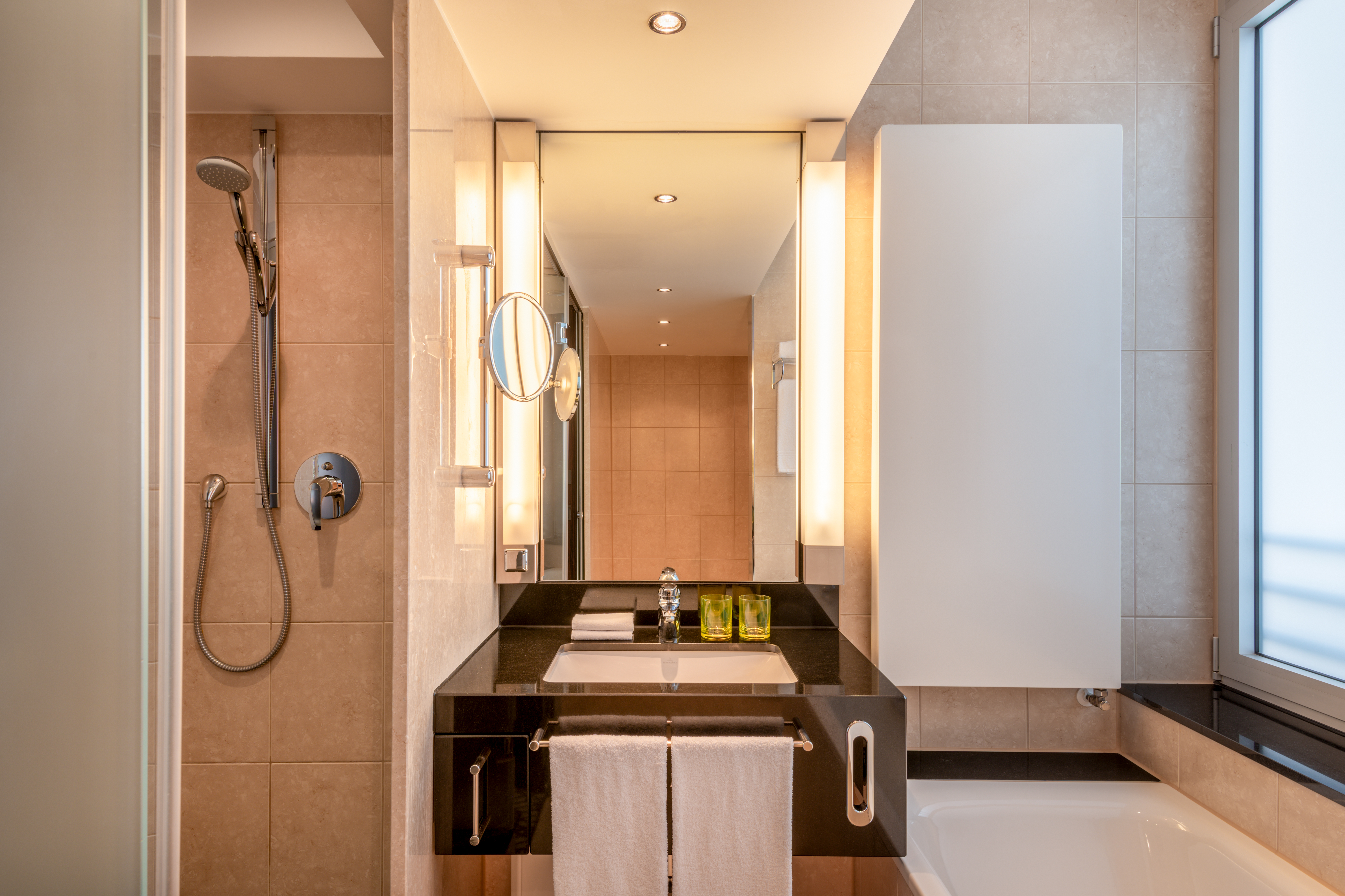 豪华套房， 2 卧室套房， 卧室1:1张特大床 ， 卧室2:1张特大床 ， 梳化床