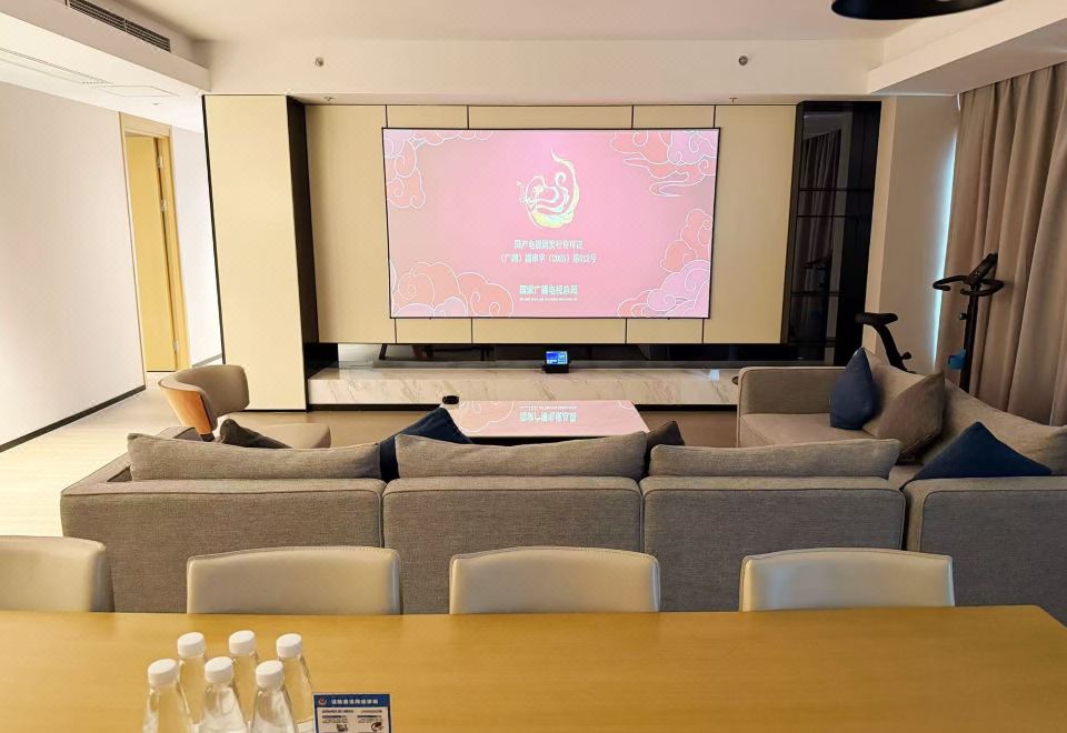 120寸巨幕投影三臥江景套房|開放式廚房客廳+歡樂棋牌