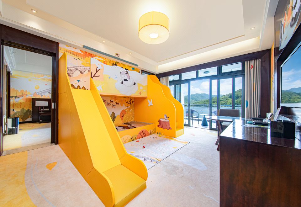 豪华杉林寻趣湖景家庭套房