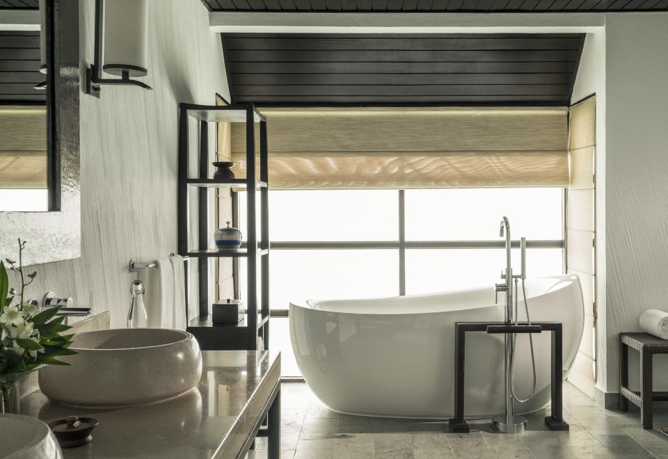 帶泳池的日出家庭水上別墅