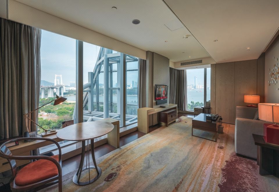 单卧套房（超大床带起居室 270°桥海景维港日夜）