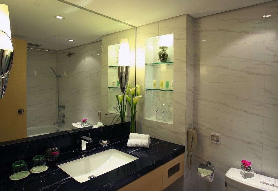 Jin Jiang Tower ShanghaiSmart Deluxe Room - with View (Double bed)