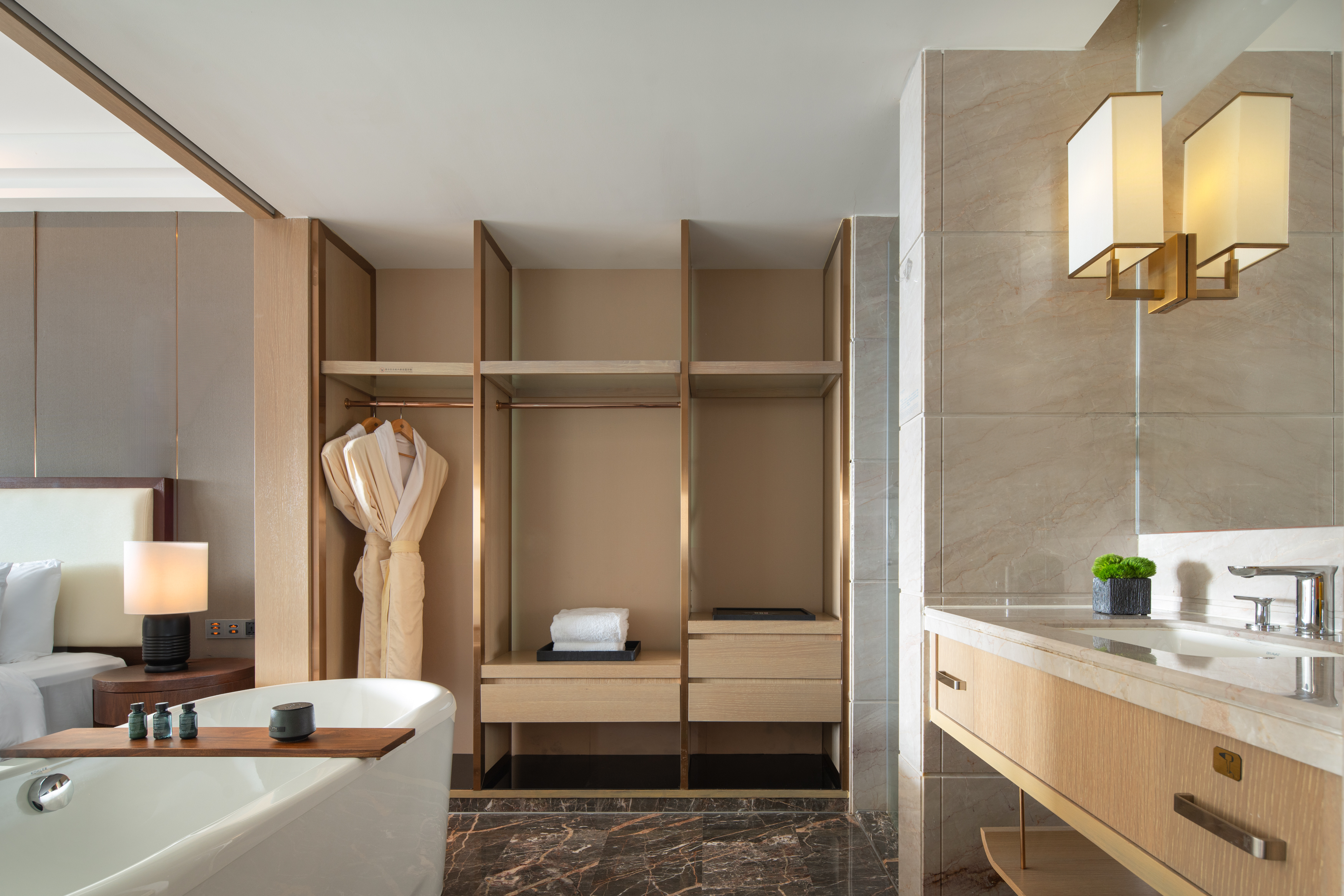 Guilin Exhibition International Hotel行政豪華雙床房丨靜享舒懶浴缸+獨立辦公桌+甜夢之床