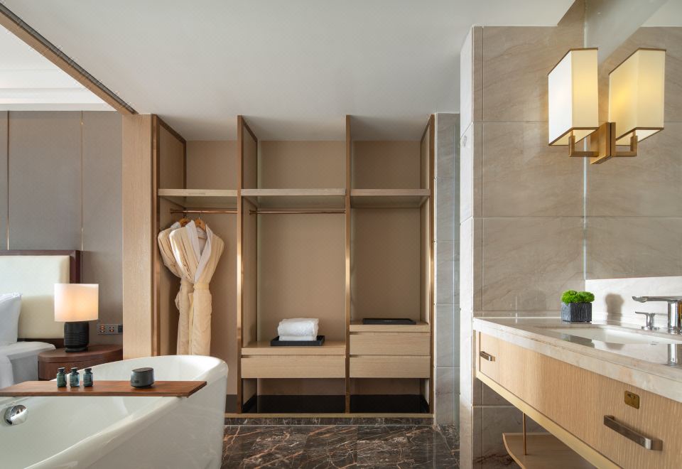 行政豪华双床房丨静享舒懒浴缸+独立办公桌+甜梦之床