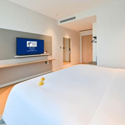 高級房大床（客臥獨立保險箱-蒸汽熨斗） 深圳北站智選假日飯店優惠