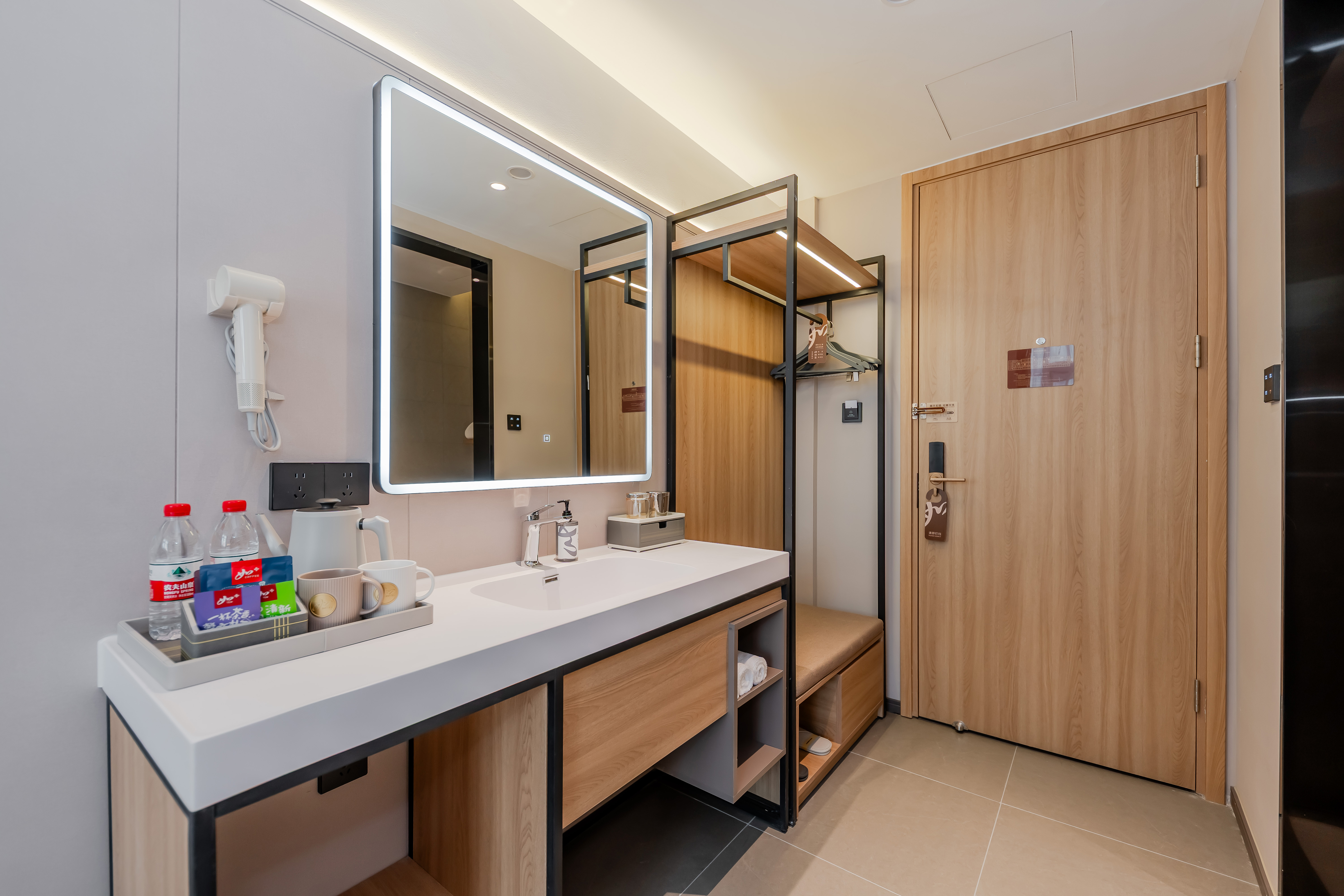 高级大床房（智能客控+手机投屏+徕芬吹风机）